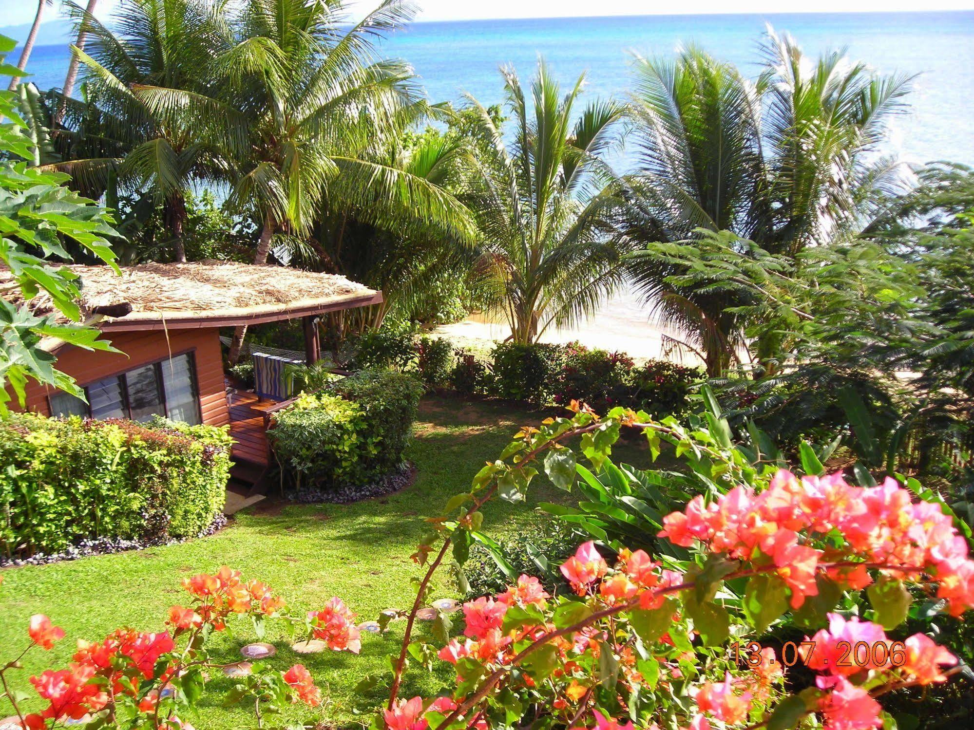 Coconut Grove Beachfront Cottages Matei Kültér fotó